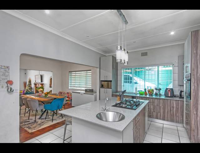 4 BEDROOM FREEHOLD FOR SALE IN BRAMLEY